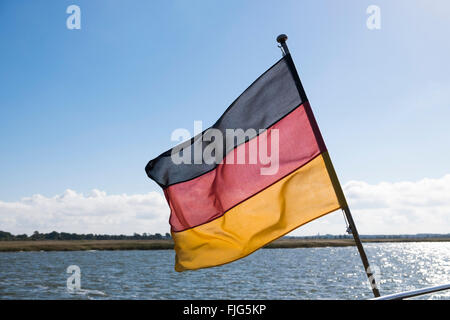 Deutsche Flagge auf einem Schiff, Bodstedter Bodden, Fischland-Darß-Zingst, Western Region Nationalpark Vorpommersche Ostseeküste Stockfoto