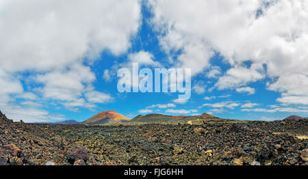 Vulkanische Krater in den Timanfaya-Lavafeld, Playa del Cochino Strand, Nationalpark Timanfaya, Lanzarote, Kanarische Inseln, Spanien Stockfoto