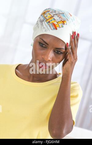 Schöne afrikanische Frau mit Kopftuch Stockfoto