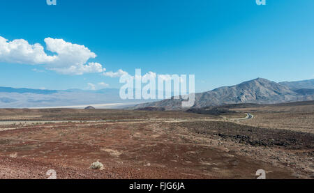 Highway 190 im Death Valley, Death Valley Nationalpark, Kalifornien, USA Stockfoto
