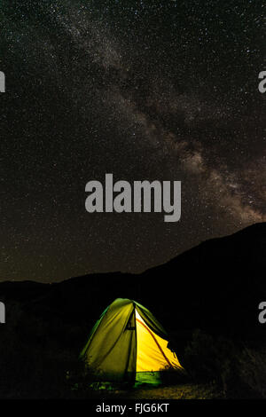 Zelt auf einem Campingplatz mit Sternenhimmel oben und Milky Way, Nachtszene, Wildrose Campingplatz, Death Valley Nationalpark, Kalifornien Stockfoto