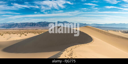 Mesquite flachen Dünen, Sanddünen, Ausläufer des Amargosa Range Gebirge hinter Death Valley Stockfoto