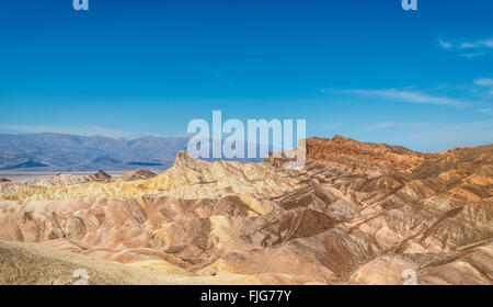 Manly Beacon Rock, Badlands, Zabriskie Point, Panamint Range hinter Death Valley Nationalpark, Kalifornien, USA Stockfoto