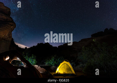 Zelt auf einem Campingplatz mit Sternenhimmel über Nacht-Szene, Wildrose Campingplatz, Death Valley Nationalpark, Kalifornien, USA Stockfoto