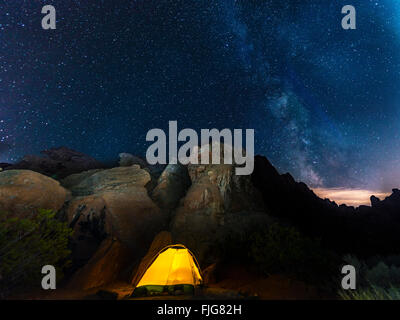 Zelt auf einem Campingplatz mit Sternenhimmel oben und Milky Way, Nachtszene, Wildrose Campingplatz, Death Valley Nationalpark, Kalifornien Stockfoto