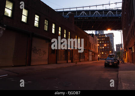 Plymouth Straße in der Nacht im Stadtteil Waterfront von DUMBO in Brooklyn bei Nacht Blick nach Westen in Richtung der Manhattan Brücke Stockfoto