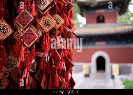 Gebete auf hölzernen Tafeln im Tempel auf Jade Blumeninsel im Baihei Park in Peking Stockfoto