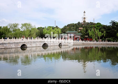 Ein Blick auf Jade Blumeninsel im Atlantik und die weiße Pagode im Beihai-Park in Peking Stockfoto