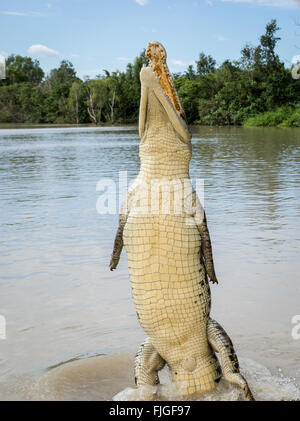 Krokodilspringen hoch im Adelaide River im Kakadu National Park, Northern Territory, NT, Australien Stockfoto