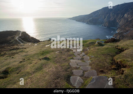 Steinstufen an den Klippen von Slieve League Stockfoto