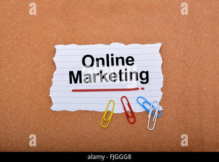 Online-Marketing geschrieben auf Papier-Schuldbrief mit Hintergrund. Stockfoto