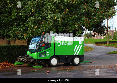 Kommunalen LKW clearing gefallenen Herbst verlässt im Parque de Dña Casilda Iturrizar, Bilbao, Baskenland, Spanien Stockfoto