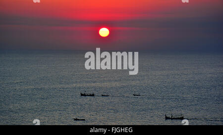 Sonnenuntergang über dem Meer Stockfoto