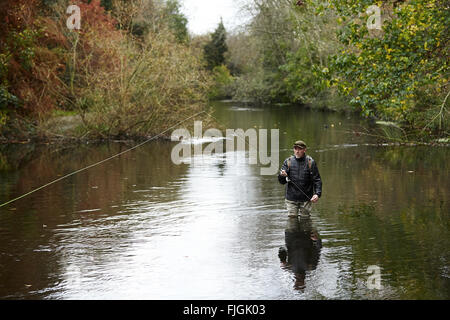 Ein Mann-Fliegenfischen in einem Fluss - London, UK Stockfoto