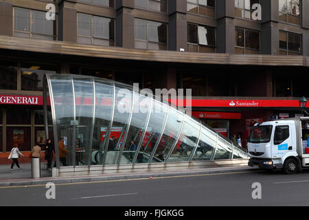 Eingang zum l-1 u-Bahnstation in Plaza Moyua, Bilbao, Baskenland, Spanien Stockfoto