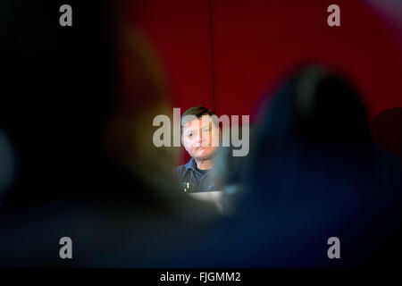 Dresden, Deutschland. 2. März 2016. Kopf-Dirigent der Saechsische Staatskapelle, Christian Thielemann, während der Bilanzpressekonferenz der Saechsische Staatsoper (Sächsische Staatsoper) an der Semperoper in Dresden, Deutschland, 2. März 2016 abgebildet. Das Programm für die Saison 2016/17 wurde vorgestellt. Foto: ARNO BURGI/DPA/Alamy Live-Nachrichten Stockfoto