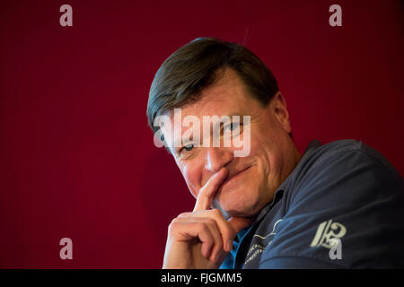 Dresden, Deutschland. 2. März 2016. Chef-Dirigent des Saechsische Staatskapelle, Christian Thielemann, lächelnd durning der Jahrespressekonferenz der Saechsische Staatsoper (Sächsische Staatsoper) an der Semperoper in Dresden, Deutschland, 2. März 2016. Das Programm für die Saison 2016/17 wurde vorgestellt. Foto: ARNO BURGI/DPA/Alamy Live-Nachrichten Stockfoto