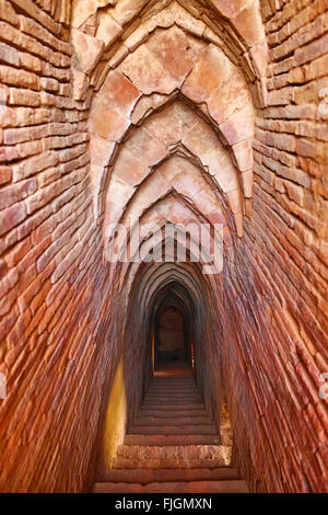 Gebogene Treppe und Passage am Thisa Wadi Pagode auf der Ebene von Bagan, Bagan, Myanmar (Burma) Stockfoto