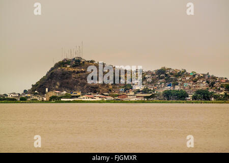 Fluss Guayas und Hügel mit Häusern Blick von der Promenade von Puerto Santa Ana in Guayaquil, Ecuador Stockfoto