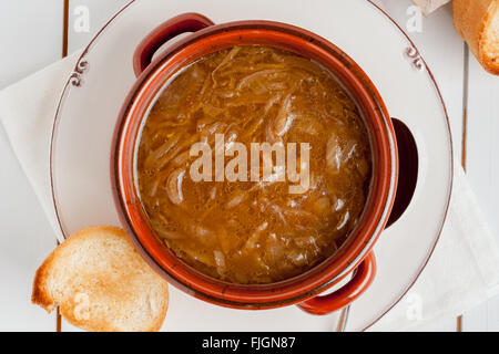 Französische Zwiebelsuppe eine gesunde reduziert fat-Version mit einfachen gerösteten Croutons Top-down-Ansicht Stockfoto