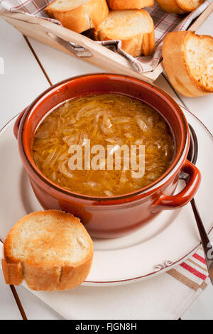 Französische Zwiebelsuppe eine gesunde Fett reduzierte Version mit einfachen gerösteten croutons Stockfoto