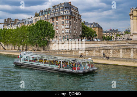 Paris Frankreich 2014 April 22, Ausflugsboote, die Kreuzfahrt entlang der Seine in Paris Stockfoto