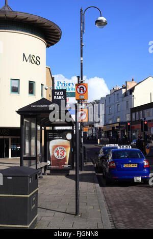 Taxistand vor dem Priorat Wiese Einkaufszentrum Queen Road, Hastings, East Sussex, UK Stockfoto