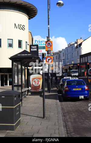 Taxistand vor dem Priorat Wiese Einkaufszentrum Queen Road, Hastings, East Sussex, UK Stockfoto