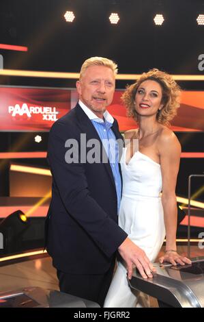 Köln, Deutschland. 1. März 2016. Boris Becker und seine Frau Lilly posiert nach der Aufnahme der Quiz-Show "Paarduell XXL", die auf Das Erste Kanal auf 05.03.2016 um 20:15, in Köln, Deutschland, 1. März 2016 ausgestrahlt wird. Foto: HORST GALUSCHKA - NO WIRE SERVICE - © Dpa/Alamy Live-Nachrichten Stockfoto