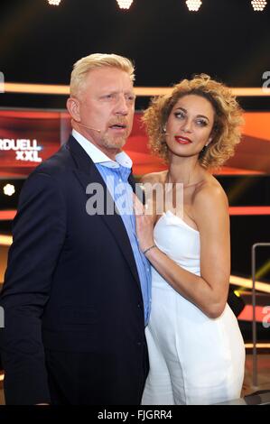 Köln, Deutschland. 1. März 2016. Boris Becker und seine Frau Lilly posiert nach der Aufnahme der Quiz-Show "Paarduell XXL", die auf Das Erste Kanal auf 05.03.2016 um 20:15, in Köln, Deutschland, 1. März 2016 ausgestrahlt wird. Foto: HORST GALUSCHKA - NO WIRE SERVICE - © Dpa/Alamy Live-Nachrichten Stockfoto