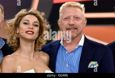 Köln, Deutschland. 1. März 2016. Boris Becker und seine Frau Lilly posiert nach der Aufnahme der Quiz-Show "Paarduell XXL", die auf Das Erste Kanal auf 05.03.2016 um 20:15, in Köln, Deutschland, 1. März 2016 ausgestrahlt wird. Foto: HORST GALUSCHKA - NO WIRE SERVICE - © Dpa/Alamy Live-Nachrichten Stockfoto