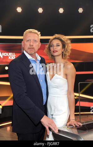 Köln, Deutschland. 1. März 2016. Boris Becker und seine Frau Lilly posiert nach der Aufnahme der Quiz-Show "Paarduell XXL", die auf Das Erste Kanal auf 05.03.2016 um 20:15, in Köln, Deutschland, 1. März 2016 ausgestrahlt wird. Foto: HORST GALUSCHKA - NO WIRE SERVICE - © Dpa/Alamy Live-Nachrichten Stockfoto