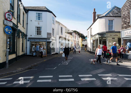 Menschen, die Einkaufen in Padstow, Cornwall, UK herumlaufen. Stockfoto