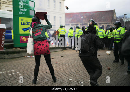 Dover, UK. 30. Januar 2016. Anti-faschistische Demonstrator vermeidet einen Ziegelstein mit rechtsextreme Demonstranten geworfen. Stockfoto