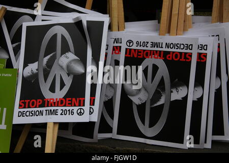 London, UK. 27. Februar 2016. Plakate für die CND stoppen Trident Erneuerung Demonstration. Stockfoto