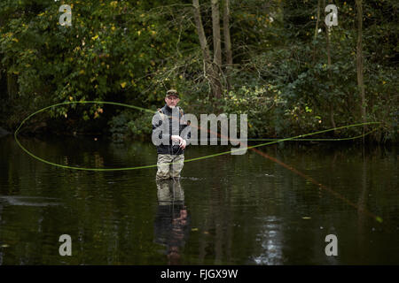 Ein Mann-Fliegenfischen in einem Fluss - London, UK