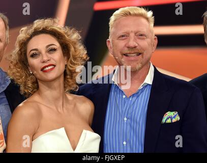 Köln, Deutschland. 1. März 2016. Boris Becker und seine Frau Lilly posiert nach der Aufnahme der Quiz-Show "Paarduell XXL", die auf Das Erste Kanal auf 05.03.2016 um 20:15, in Köln, Deutschland, 1. März 2016 ausgestrahlt wird. Foto: HORST GALUSCHKA - NO WIRE SERVICE - © Dpa/Alamy Live-Nachrichten Stockfoto
