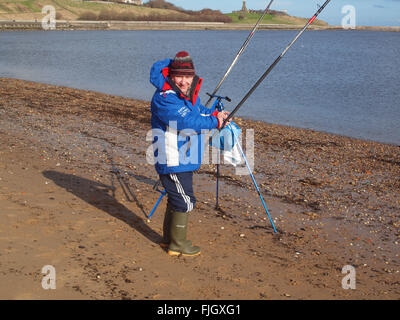 Newcastle Upon Tyne, Mittwoch, 2. März 2016, Großbritannien Wetter. Ein kalter Tag am Ufer des Flusses Tyne in der Nähe von Tynemouth als Fischer warten Bisse auf ihren Linien. Bildnachweis: James Walsh/Alamy Live-Nachrichten Stockfoto