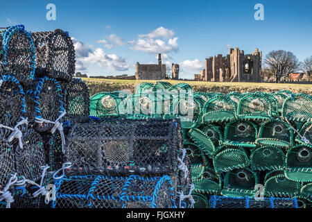 Lindisfarne Priory mit Hummer und Krabben Töpfen, Insel Lindisfarne, Northumberland, England, UK, GB, Europa. Stockfoto