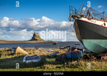 Lindisfarne Schloß mit Fischerboot, Insel Lindisfarne, Northumberland, England, UK, GB, Europa. Stockfoto