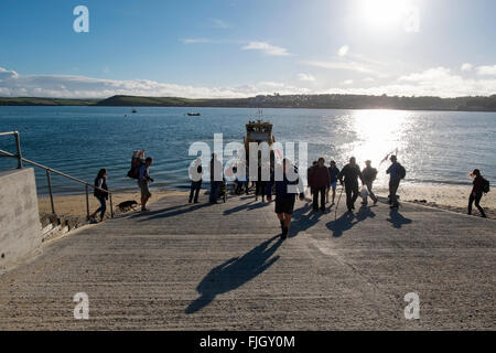 Menschen immer ein- und Ausschalten der Fähre von Padstow, Rock, Cornwall, UK. Stockfoto