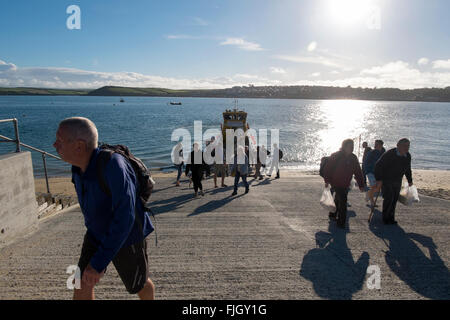 Menschen immer ein- und Ausschalten der Fähre von Padstow, Rock, Cornwall, UK. Stockfoto