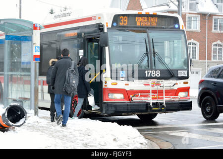 Passagiere an Bord eines TTC Bus auf Finch Avenue, Toronto, Ontario, Kanada, 17. Februar 2016. Stockfoto