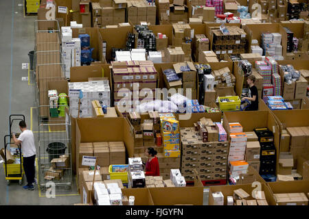 Arbeiter wählen Sie Bestellungen in einer Amazon-Lager in Hemel Hempstead, Großbritannien Stockfoto