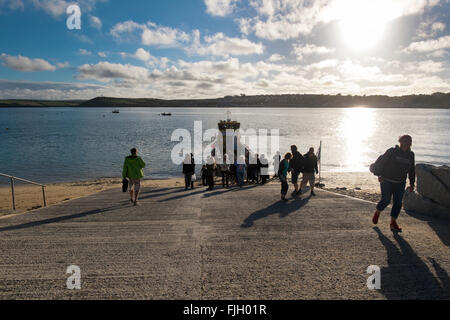 Menschen immer ein- und Ausschalten der Fähre von Padstow, Rock, Cornwall, UK. Stockfoto