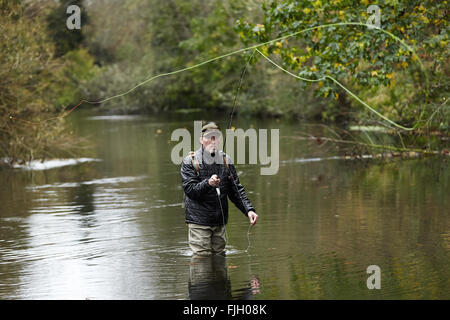 Ein Mann-Fliegenfischen in einem Fluss - London, UK Stockfoto