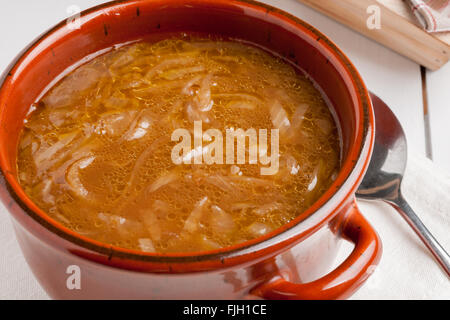 Französische Zwiebelsuppe eine gesunde fettreduzierten Version ohne gegrillten Käse crouton Stockfoto