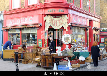 Alice - einen alten Shop auf Portobello Road verkauft Vintage Zeichen und Objekte Stockfoto
