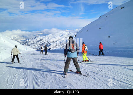 Abfahrt in Französische Alpen drei ski Täler Resort an sonnigen Wintertag Stockfoto