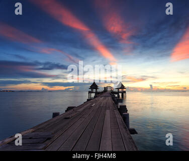 Die Brücke über dem Meer mit einem wunderschönen Sonnenaufgang, Rayong, Thailand Stockfoto